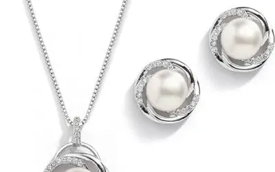 Pearl Necklace Glamour: Transform Your Ensemble Instantly