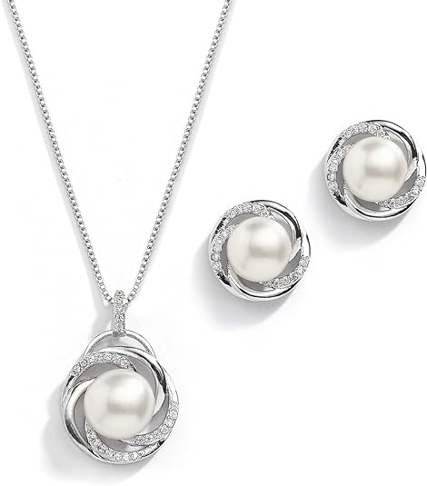 Pearl Necklace Glamour: Transform Your Ensemble Instantly